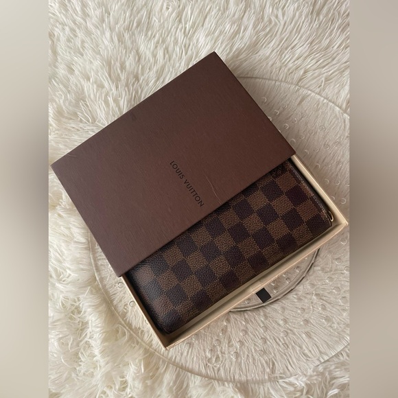 Authentic Louis Vuitton Damier Zippy Wallet - Picture 4 of 16